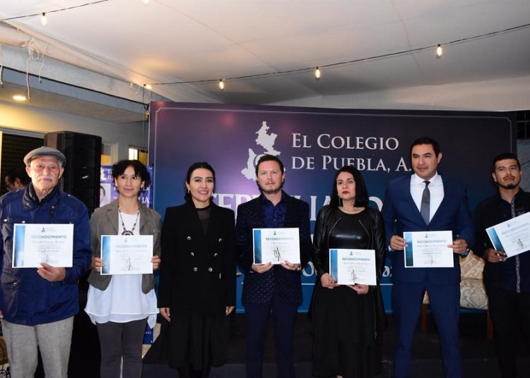 El Colegio de Puebla, A.C., bajo el liderazgo de su presidenta, la Mtra. Alejandra Sánchez González, tuvo el honor de celebrar la Tertulia Poética, un evento que rindió homenaje al poder de la palabra, el pensamiento profundo y el diálogo artístico