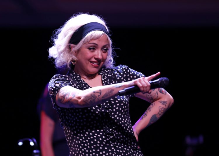 Mon Laferte, Nicki Nicole y Bunbury presentarán en los Latin Grammy