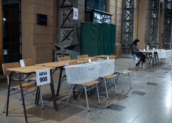 Abren los centros de votación en Chile para los comicios presidenciales y parlamentarios