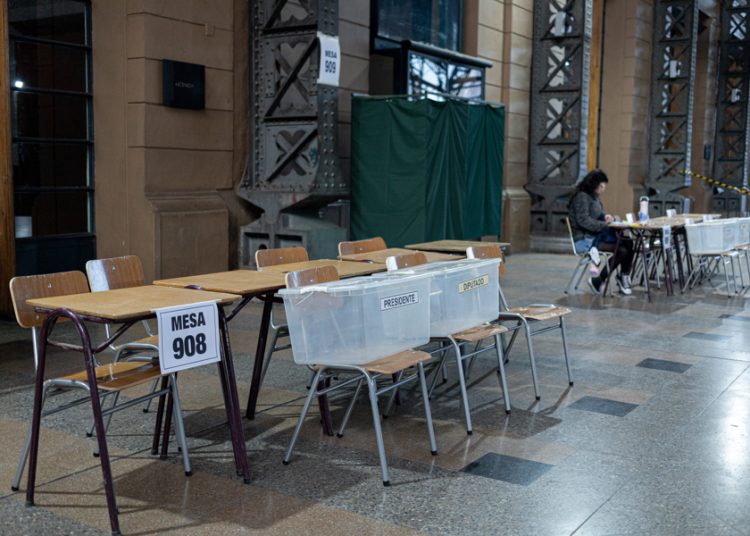 Abren los centros de votación en Chile para los comicios presidenciales y parlamentarios