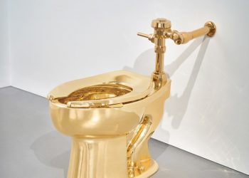 Inodoro de oro de Cattelan se vende por 12,1 millones en subasta