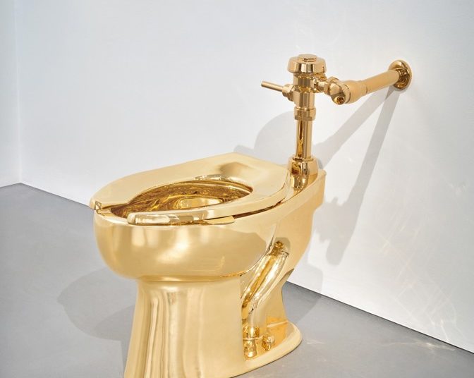 Inodoro de oro de Cattelan se vende por 12,1 millones en subasta