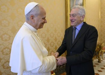Papa saluda a Robert de Niro en el Vaticano