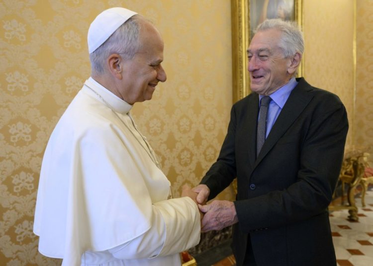 Papa saluda a Robert de Niro en el Vaticano