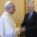 Papa saluda a Robert de Niro en el Vaticano