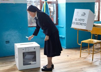 Ecuador vota en referéndum para hacer nueva Constitución