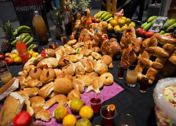 Bolivianos reciben a sus difuntos con altares y ofrendas