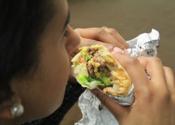 Consumo de ultraprocesados explicaría cáncer de colon en jóvenes