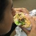 Consumo de ultraprocesados explicaría cáncer de colon en jóvenes