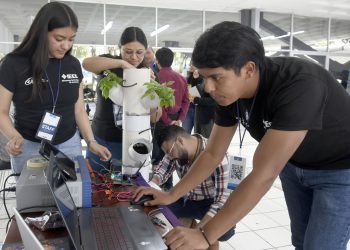 Exponen estudiantes BUAP, miembros de la IEEE, proyectos de ciencia y tecnología