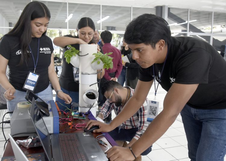 Exponen estudiantes BUAP, miembros de la IEEE, proyectos de ciencia y tecnología
