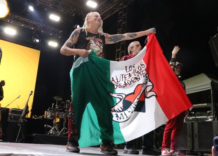 Más de 7 mil personas disfrutaron del concierto de Los Auténticos Decadentes