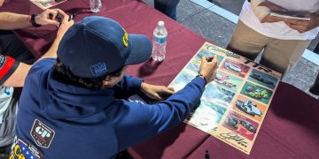 Conviven pilotos de NASCAR con poblanas y poblanos