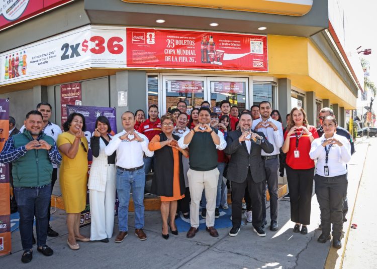 Omar Muñoz firma convenio con Oxxo para la instalación de “Arcos Naranja”