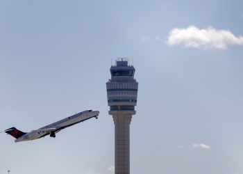Persisten restricciones aéreas en EE.UU. tras reapertura federal
