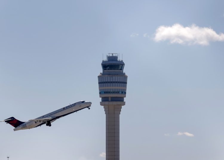 Persisten restricciones aéreas en EE.UU. tras reapertura federal