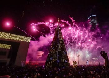 VIDEO: Llega la Navidad a la BUAP, encienden árbol navideño en el CCU