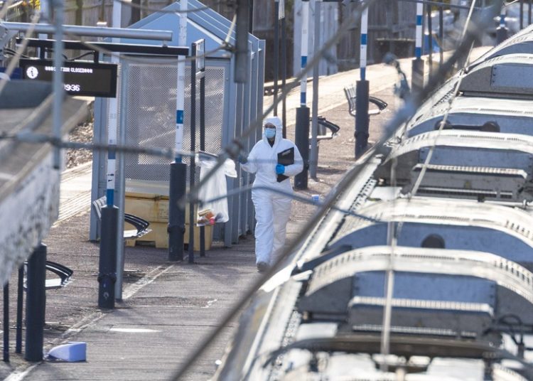 2 jóvenes británicos atacan a pasajeros en tren a Londres