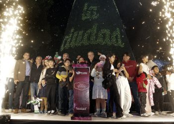 VIDEO: Se enciende el árbol navideño en el zócalo