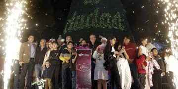 VIDEO: Se enciende el árbol navideño en el zócalo