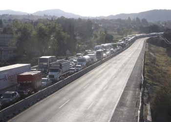 Transportistas y productores del campo bloquean la México-Puebla