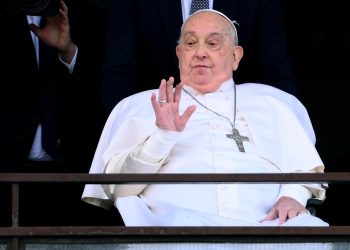 Subastada por 6,5 millones una cámara del papa Francisco
