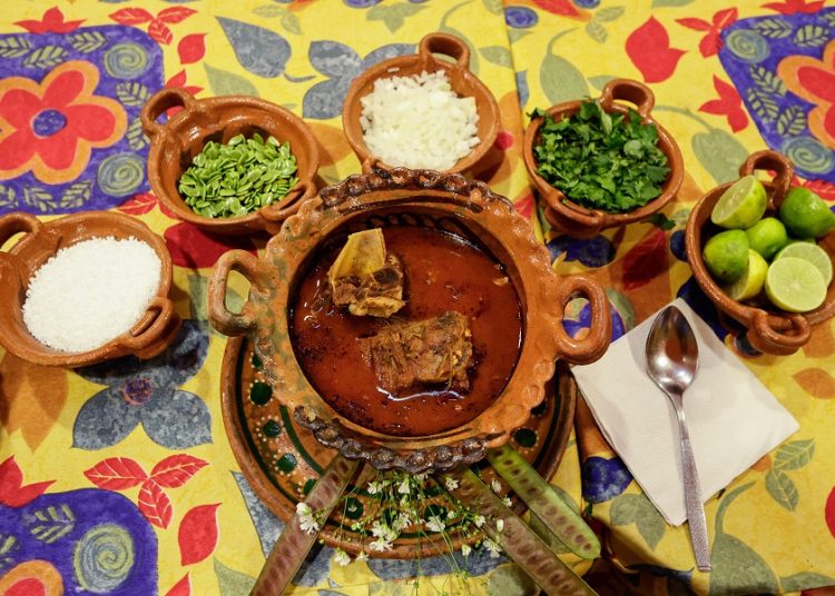 Se ha servido 50% de los 75 mil platillos de mole de cadera previstos