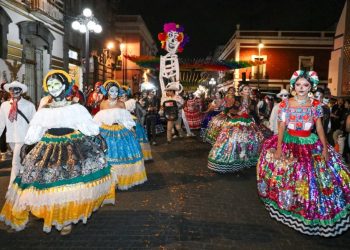 Desfile Entre Vivos y Muertos reafirma riqueza cultural de Puebla