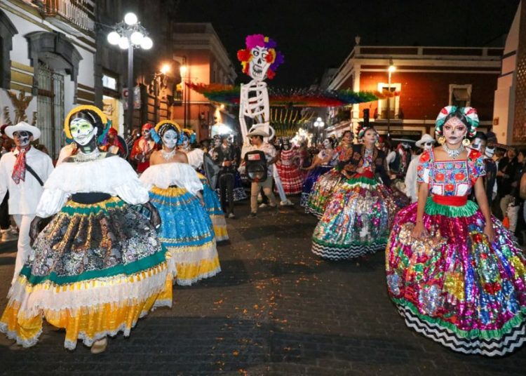 Desfile Entre Vivos y Muertos reafirma riqueza cultural de Puebla