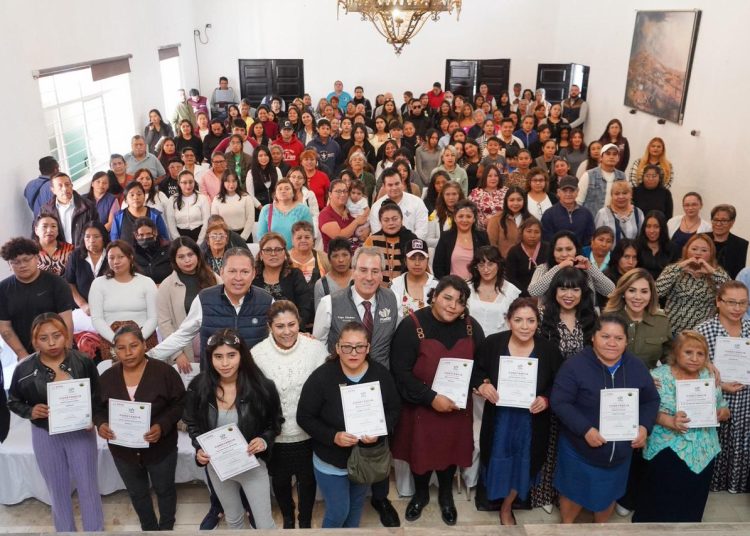 Chedraui reconoce a 200 mujeres por capacitarse para el emprendimiento