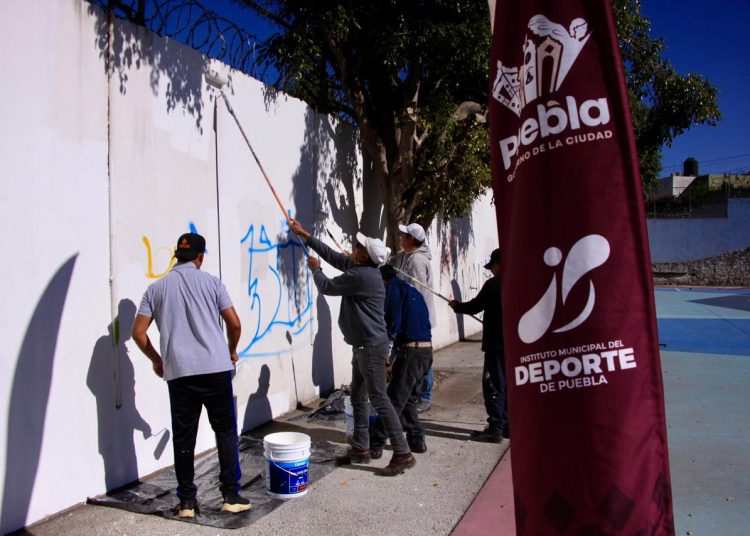 Realiza Gobierno de la Ciudad jornada de pintura en la Cancha de Usos Múltiples La María