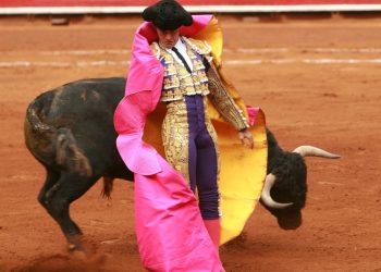 «El capea» torea en Tlaxcala en su despedida de los ruedos