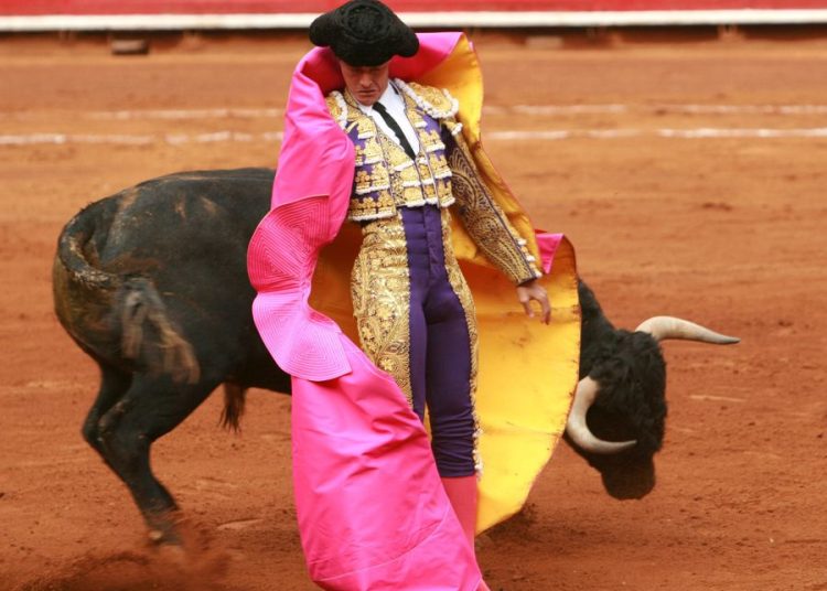 «El capea» torea en Tlaxcala en su despedida de los ruedos