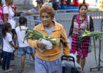 Venezolanos buscan ofertas para asegurar su plato navideño