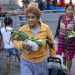 Venezolanos buscan ofertas para asegurar su plato navideño