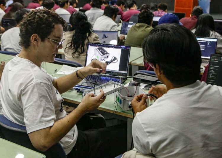 Promueven soluciones tecnológicas con Hackatón 2025