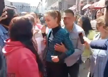 VIDEO: Sheinbaum es acosada por un hombre durante un recorrido en CDMX