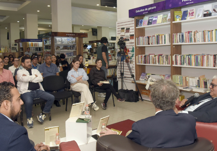 En CCU, presentan «Los malos de la historia: Maximiliano», del autor español Will Fowler