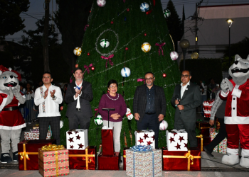 Lilia Cedillo enciende árbol navideño en área de la Salud
