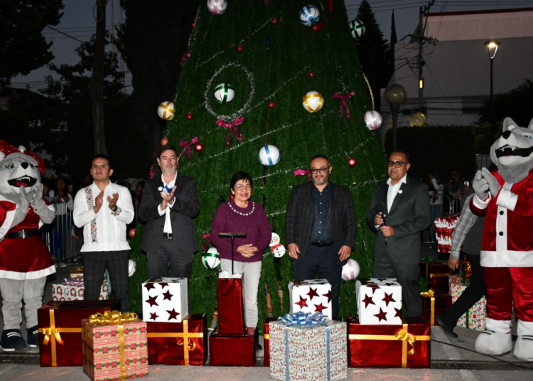 Lilia Cedillo enciende árbol navideño en área de la Salud