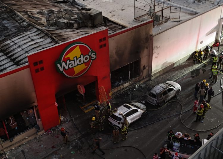 Asciende a 23 el número de muertos por incendio en tienda Waldo’s en Sonora