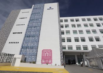 Nadie frena el caos en el Issste en Puebla