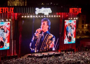 Espíritu de Juan Gabriel llena el Zócalo de la CDMX