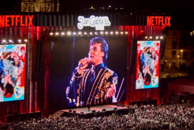Espíritu de Juan Gabriel llena el Zócalo de la CDMX