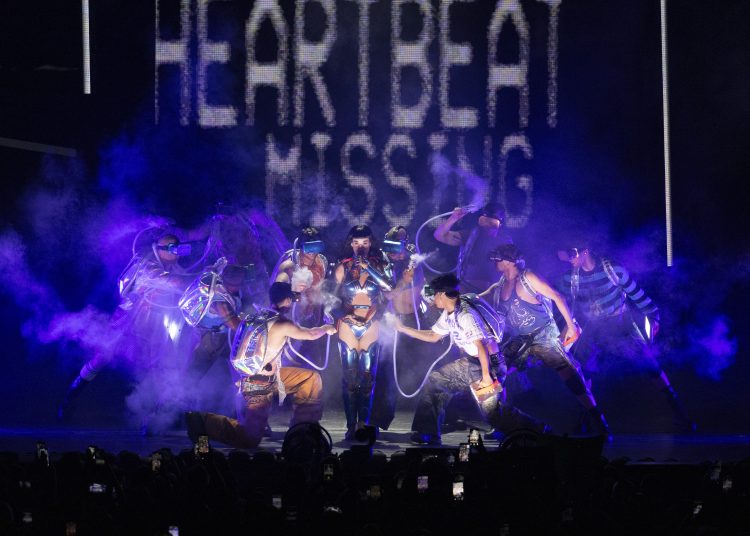 Katy Perry monta una gincana pop futurista en el Palau Sant Jordi de Barcelona