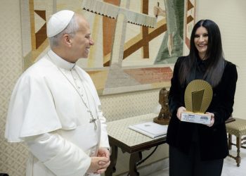 Laura Pausini le regala una canción inédita a León XIV