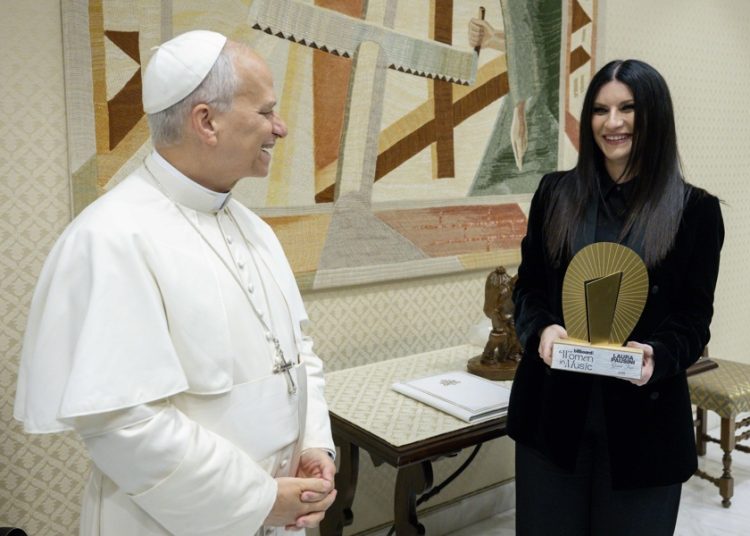 Laura Pausini le regala una canción inédita a León XIV