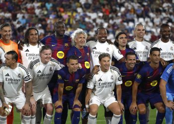 Leyendas del Barcelona vencen a las del Real Madrid en El Salvador
