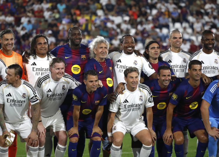 Leyendas del Barcelona vencen a las del Real Madrid en El Salvador