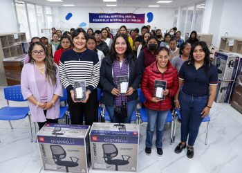 Entrega Lupita Cuautle equipamento a los 12 CAIC de San Andrés Cholula